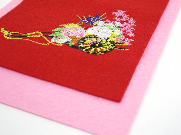 花車の刺繍、地はピンクと赤のフェルトを重ねています。