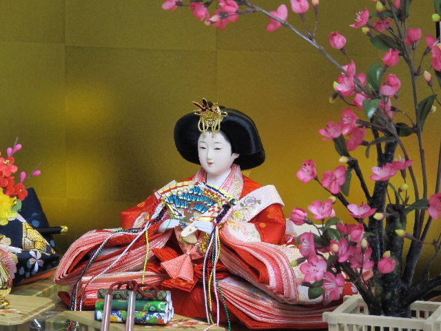 流水模様の赤生地に華やかな桜刺繍のお雛さまをガラスケースに入れました。固定式でないため飾る楽しみが味わえる雛人形です。