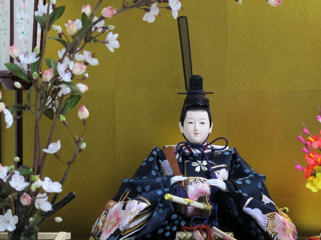 流水模様の赤生地に華やかな桜刺繍のお雛さまをガラスケースに入れました。固定式でないため飾る楽しみが味わえる雛人形です。