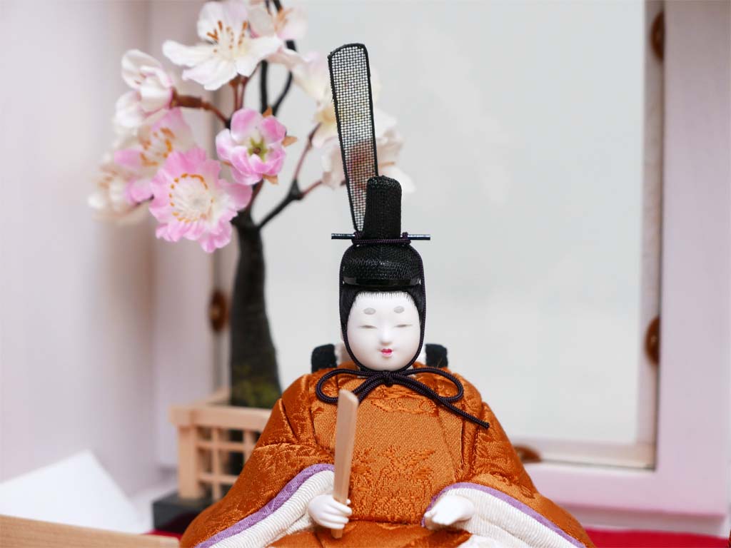 黄呂染衣装の木目込み人形ホワイトキャビネット飾り(姫名前札付)