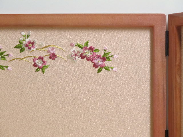 パールローズピンク屏風の桜刺繍