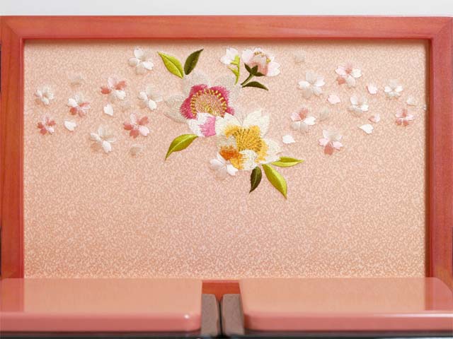 ピンク枠桜柄刺繍屏風