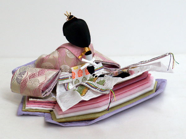 伝統的な有職文様を織り込んだ明るい色合いの雛人形紅白梅木目平飾りの通販～選ばれるお店の雛人形