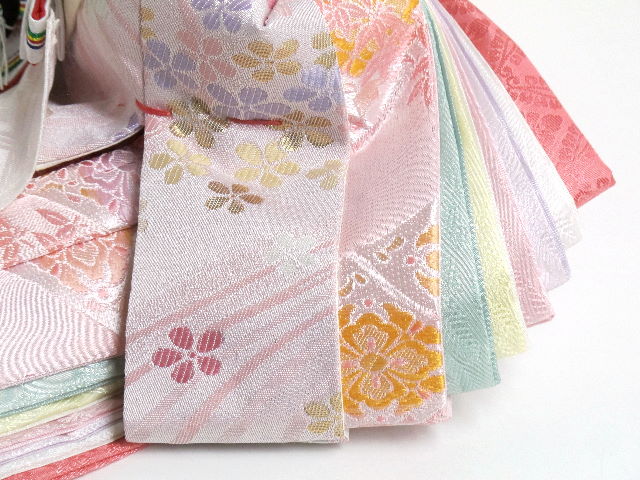 桜色のやわらかいピンクの衣装のお雛さま