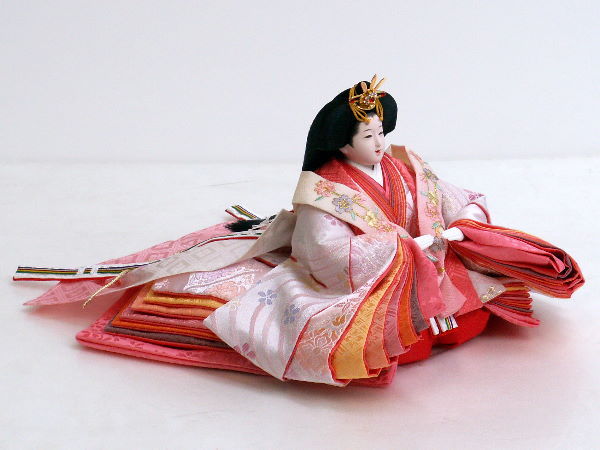 桜色の衣装に桜柄を織り込んだ淡いピンクの雛人形三段飾り