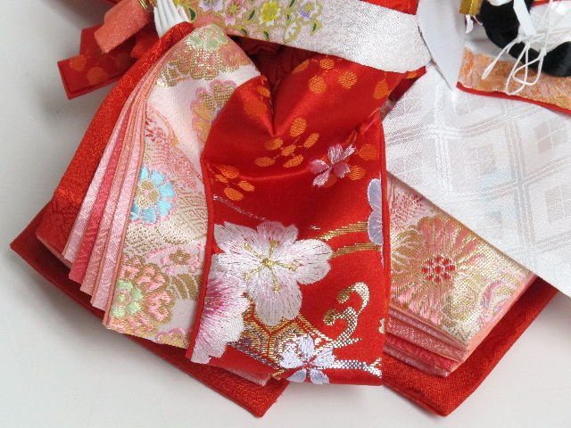 梅地に桜刺繍の雛人形