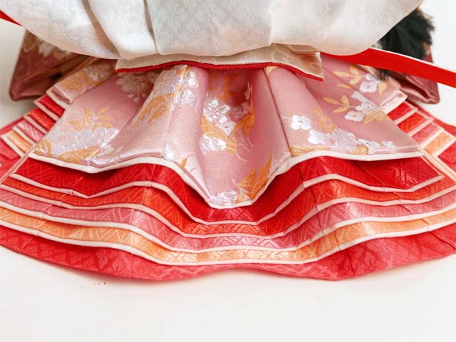 桜刺繍ぼかし衣装の華やかな雛人形