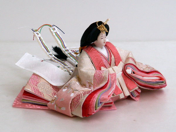 白地にピンクのぼかしをいれた綺麗でかわいい収納式雛人形三段飾り