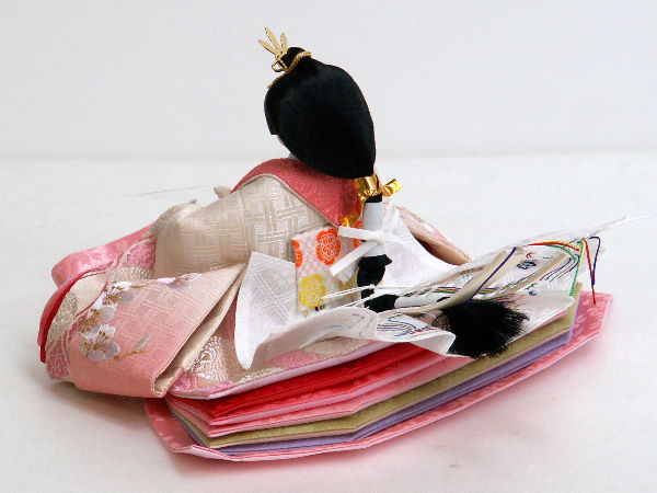 白地にピンクのぼかしをいれた綺麗でかわいい収納式雛人形三段飾り