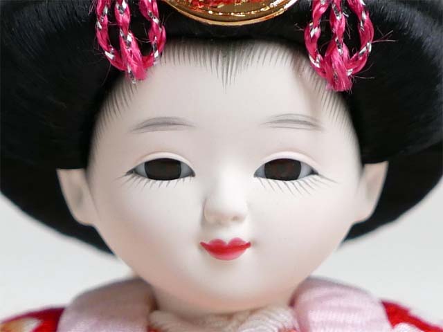 ぱっちりとした目が可愛い赤い衣装の木目込み人形
