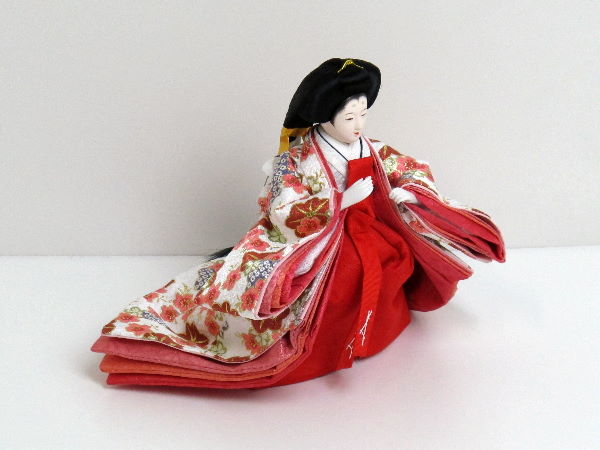 白地に桜柄衣装の人形