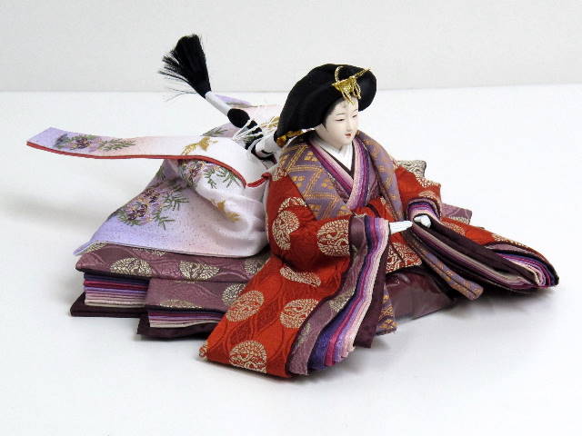 伝統的な有職文様に身を包んだ高貴なおひなさまを梅の花で彩る雛人形親王飾り