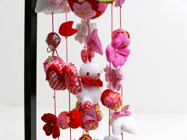 ケース入り人形や木目込み人形等のコンパクトな雛人形の脇に飾る特小サイズの吊るし雛（さげもん）です。大小のうさぎやいちご、桜の花等のお細工を吊るします。