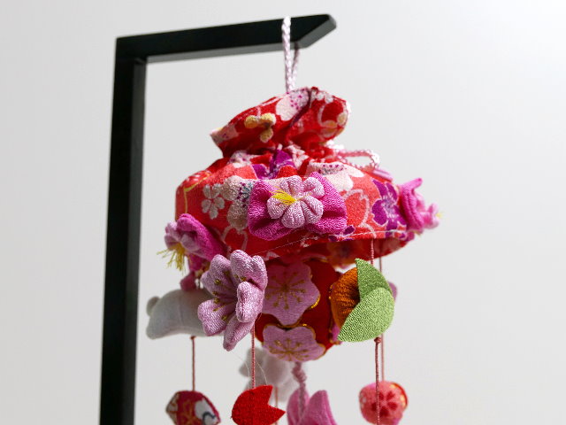 ケース入り人形や木目込み人形等のコンパクトな雛人形の脇に飾る特小サイズの吊るし雛（さげもん）です。大小のうさぎやいちご、桜の花等のお細工を吊るします。