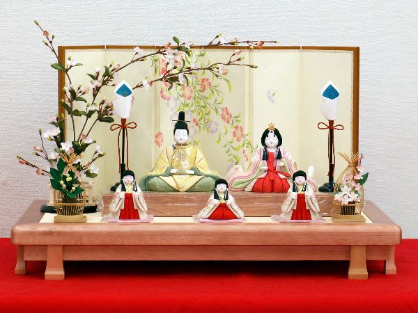 かわいく華やかな色合いの木目込み五人飾り。刺繍衣装が華やかな中にも豪華さを演出します