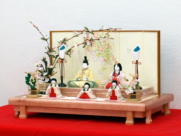 かわいく華やかな色合いの木目込み五人飾り。刺繍衣装が華やかな中にも豪華さを演出します