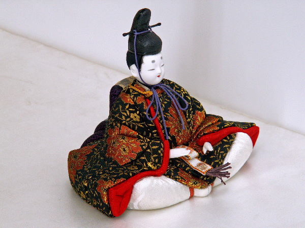 梅の花で彩る優雅な赤いお姫様。伝統的工芸品と一流なのにコンパクトで収納に便利な木目込み雛人形親王飾り