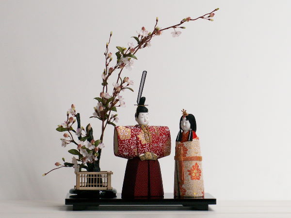 シンプルな木目込みの立ち雛に梅の木を飾った雛人形親王飾りです