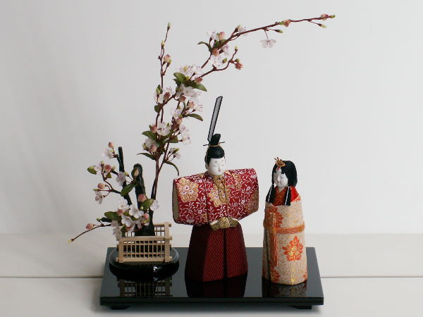 シンプルな木目込みの立ち雛に梅の木を飾った雛人形親王飾りです