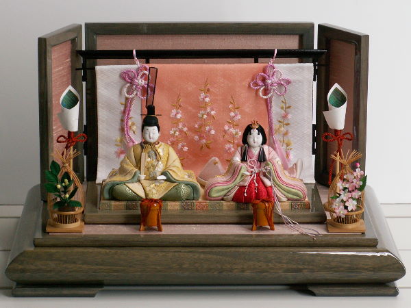 桜の刺繍が綺麗な桜色の木目込み雛人形親王飾り