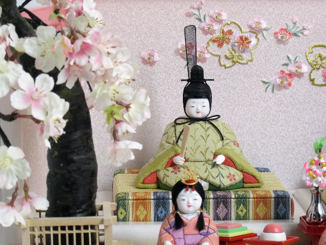 薄青女雛と黄土色男雛の木目込み人形ホワイトピンク収納桜飾り