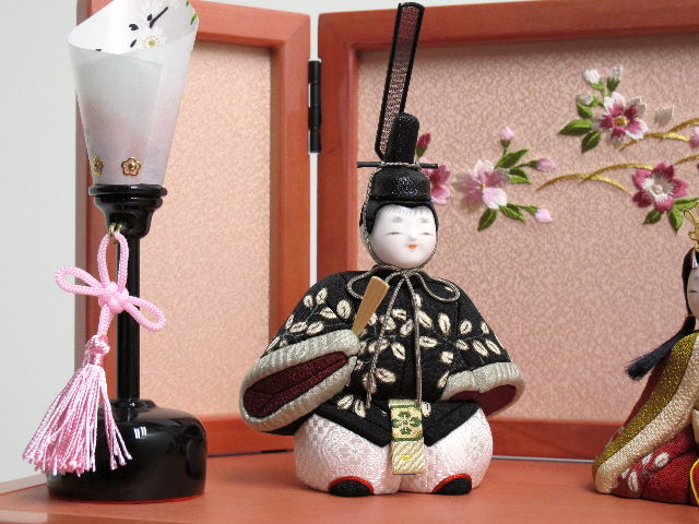 赤と黒の衣装のふくよかな木目込み人形刺繍桜コンパクト収納飾り