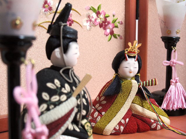 赤と黒の衣装のふくよかな木目込み人形刺繍桜コンパクト収納飾りの通販