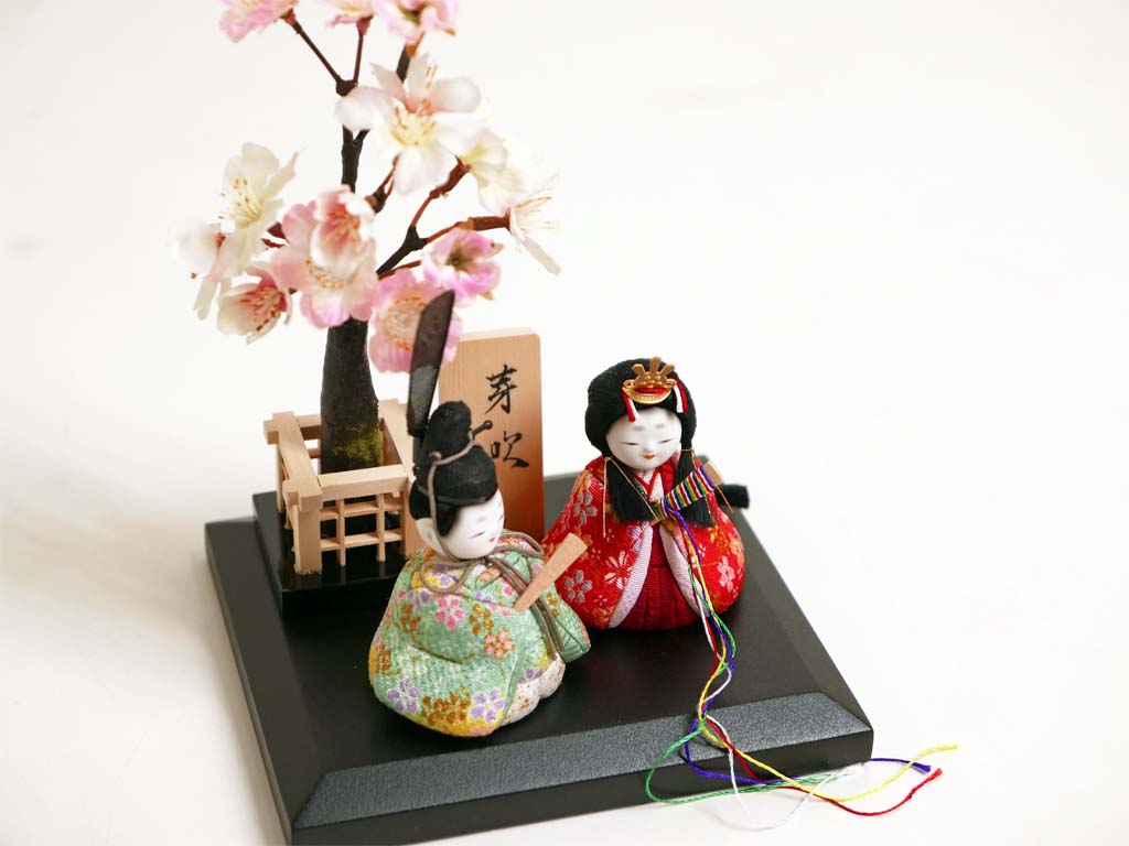 かわいい赤と草色の桜柄ちりめん衣装の木目込み人形桜飾り
