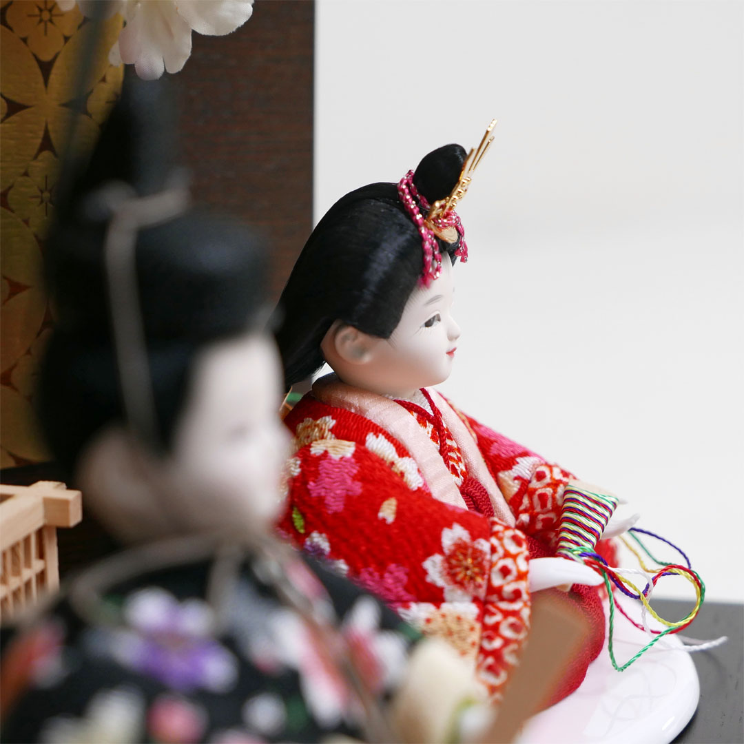 ぱっちりとした目が可愛い赤い衣装の木目込み人形七宝二曲屏風飾り
