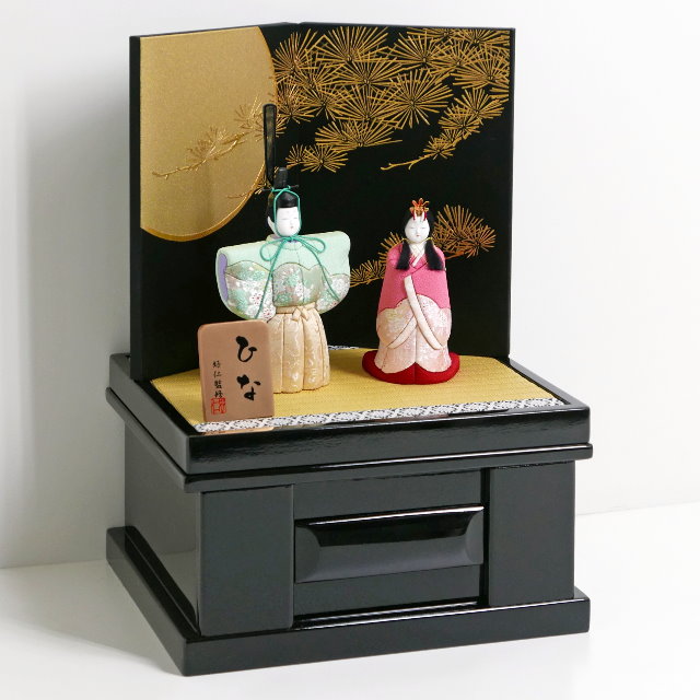ピンクとグリーンの木目込み人形立ち雛金彩月に松コンパクト収納飾り