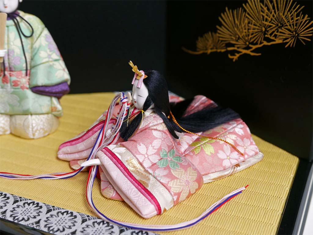 桜柄の雅な創作木目込み人形金彩月に松コンパクト収納飾り