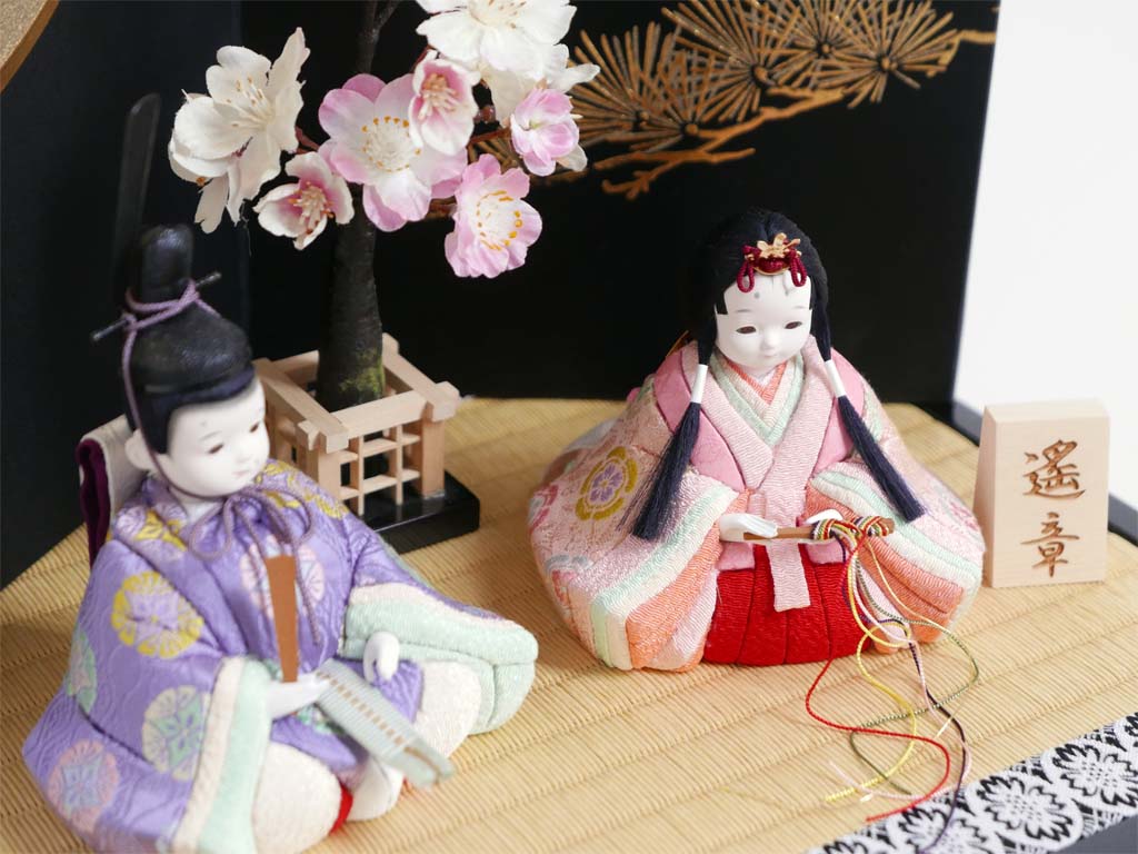 おさな童顔がかわいい唐花七宝紋木目込み人形金彩月に松コンパクト収納飾り(姫名前札付)