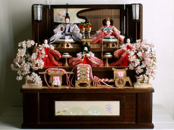 桜色の衣装に桜柄を織り込んだ淡いピンクのお雛様が主役の便利な収納式雛人形三段飾り