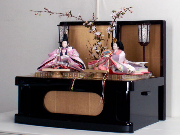 やさしい桃色の雛人形にかわいいお食事をつけて収納飾りにしました