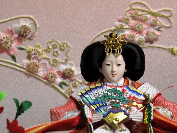 このお雛様のお顔いい！って評判の、かわいいおひなさまが収納親王飾りになりました。しかも目玉価格がうれしいお買い得品です♪