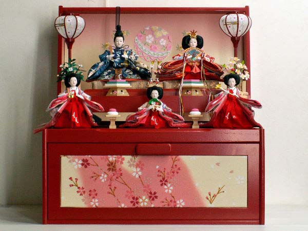 オーソドックスな色合いのおひなさまをかわいい宝箱に飾る楽しい雛人形収納飾り