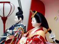 オーソドックスな色合いのおひなさまをかわいい宝箱に飾る楽しい雛人形収納飾り