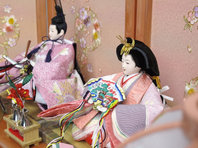 明るいピンクの衣装で統一された可愛い雛人形収納式三段飾りの通販 選ばれるお店の雛人形