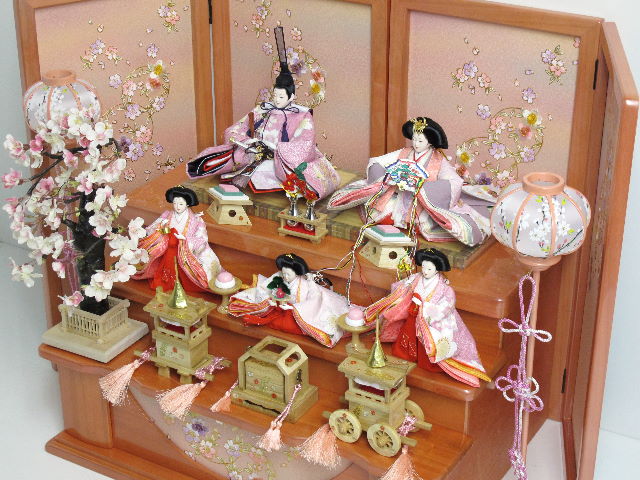 しだれ桜（1本物）に変更した明るいピンクの衣装で統一された可愛い雛人形収納式三段飾り