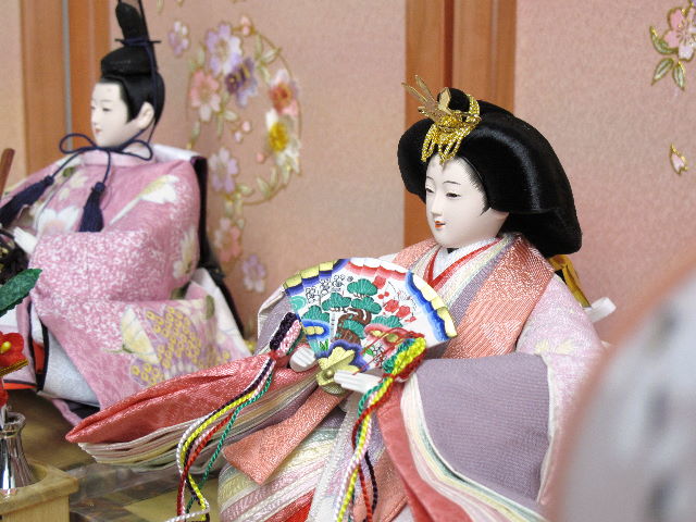 しだれ桜（1本物）に変更した明るいピンクの衣装で統一された可愛い雛人形収納式三段飾り