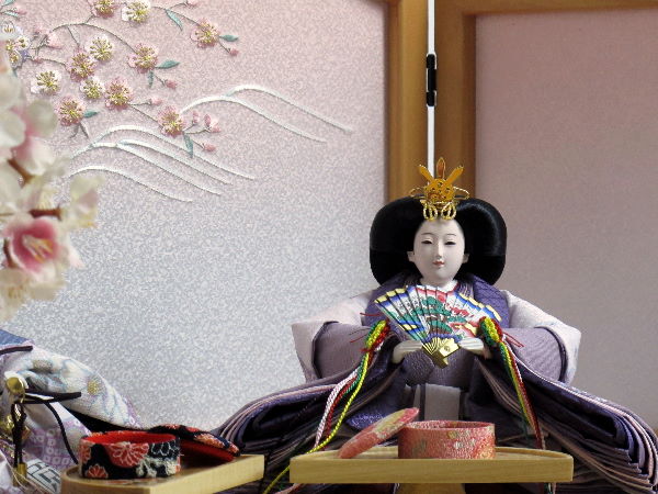 落ち着いた紫系のお雛様で桜の下のひと時を再現した創作雛人形です。