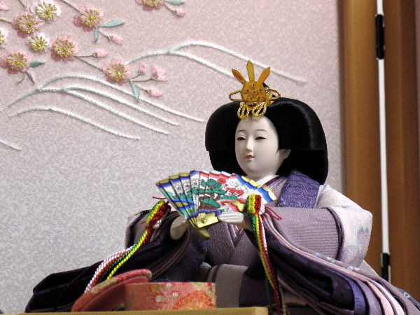 落ち着いた紫系のお雛様で桜の下のひと時を再現した創作雛人形です。