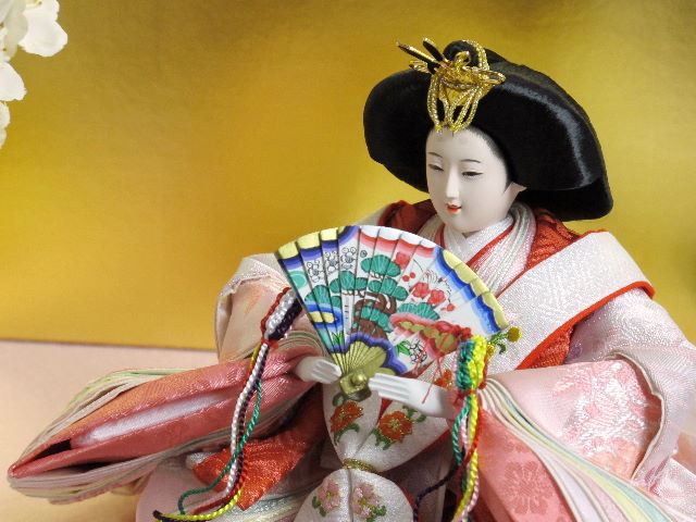 淡い桜色の女雛と藤色の男雛をピンクの毛氈で桐箱の上に金屏風で飾りました。