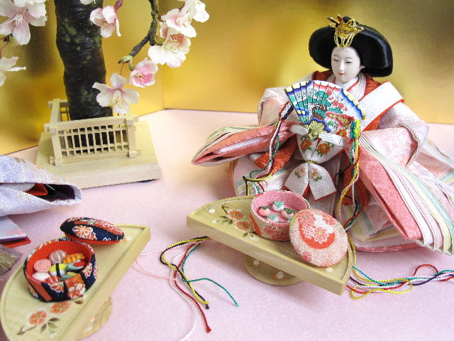 淡い桜色おひなさまのピンク毛氈桐箱収納飾り
