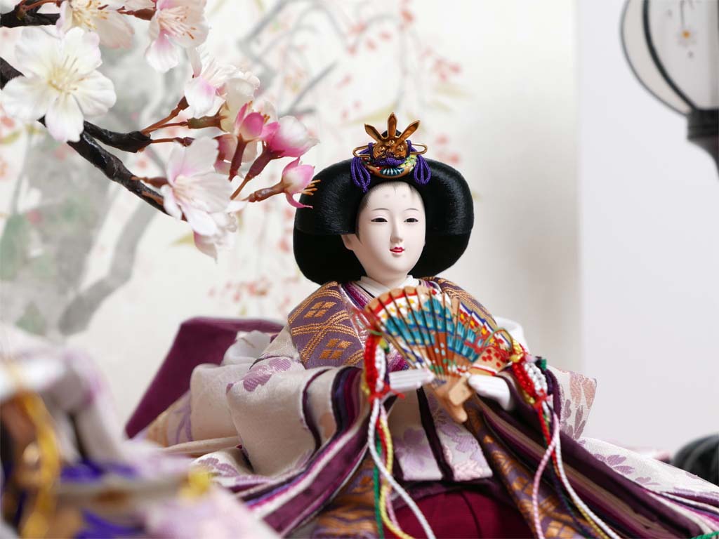 望月龍翠作 淡い紫のシックなお雛様を手描き桜屏風で彩る桐収納式 