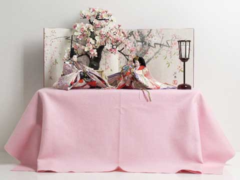 美しい赤のお雛さまを手描き桜屏風で彩る桐収納式雛人形
