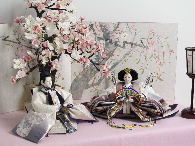 上品な紫のグラデーションと桜の刺繍が渋いお雛様を手描き桜屏風で彩る桐収納式雛人形の通販～選ばれるお店の雛人形