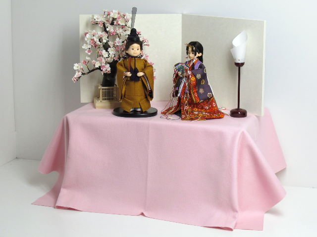 くりくりおめめで心温まる表情の黄呂染衣装立ち雛桜桐収納式雛人形