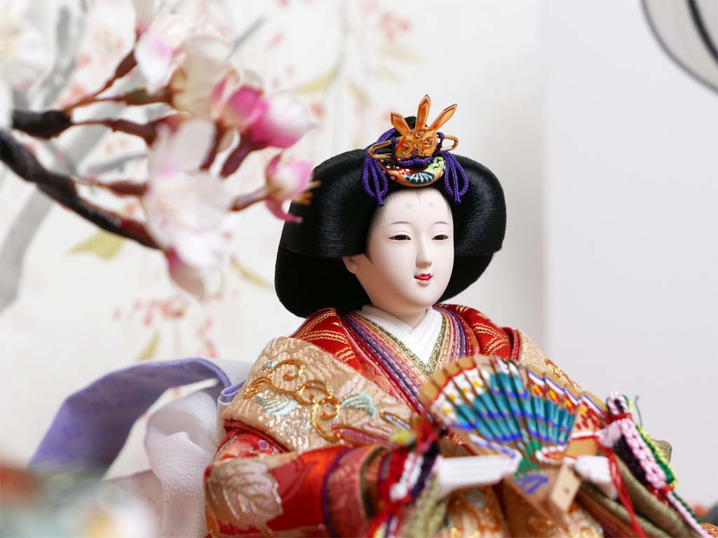 望月龍翠作 鳳凰の刺繍の豪華なおひなさまを手描き桜屏風で彩る桐収納式雛人形