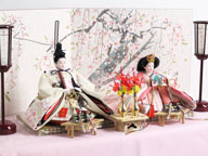 桜色のおひなさまを品良く手描き桜屏風の前に雪洞と三宝を添えて並べました。